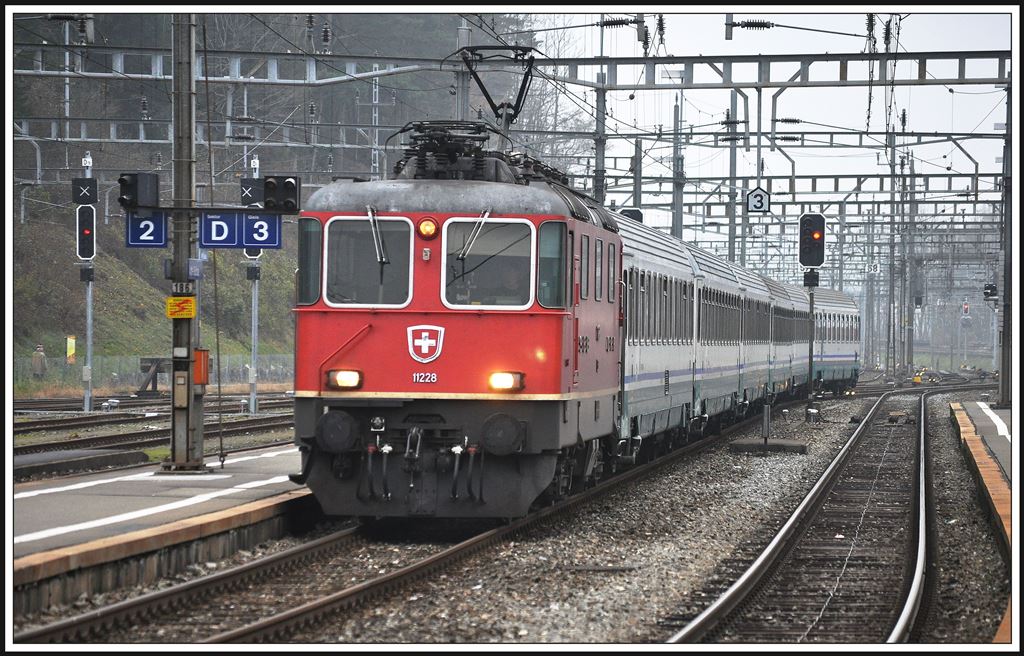 EC114 von Milano C. nach Zrich HB fhrt in Arth-Goldau ein. Zuglok ist Re 4/4 II 11228. (18.11.2013)
