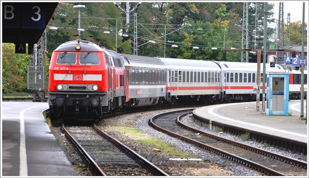 EC194 erreicht den Bahnhof Lindau mit zwei 218er, was blich ist und mit 10 Wagen, was eher unblich ist. Grund ist das Ende des Oktoberfestes in Mnchen. (06.10.2013)
