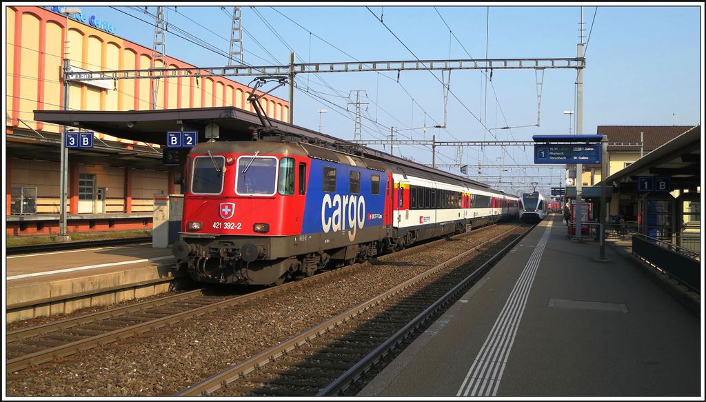 EC194 München - Zürich beim Halt in St.Margrethen. Zuglok ist wie üblich eine Cargo Re 4/4 II 421 392-2. (14.03.2014)