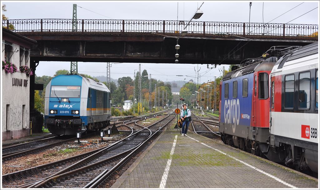 EC194 nach Zrich HB mit einer Cargo Re 4/4 II wird in Lindau Hbf noch um zwei Wagen verstrkt und hat mit zwlf Wagen beinahe die Maximallnge fr Gleis 3 erreicht. brigens war der Zug voll besetzt und ab Bregenz gabs nur noch Stehpltze. (06.10.2013)