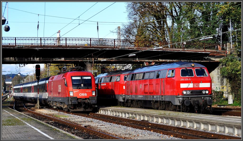 EC195 aus Z�rich kommt ausnahmsweise nicht mit einer Cargo 421, sondern mit der 1116 132  Johann  nach Lindau Hbf. Daneben warten 218 426-5 und 218 440-6 f�r die Weiterfahrt nach M�nchen Hbf. (05.11.2013)