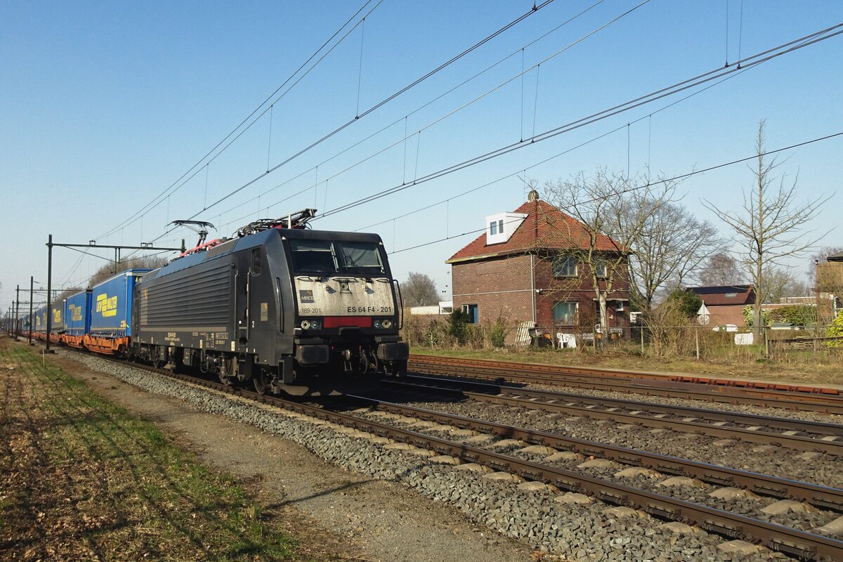 ECCO Rail 189 201 zieht ein LKW-Walter Wien Shuttle durch Blerick am 5 März 2022.