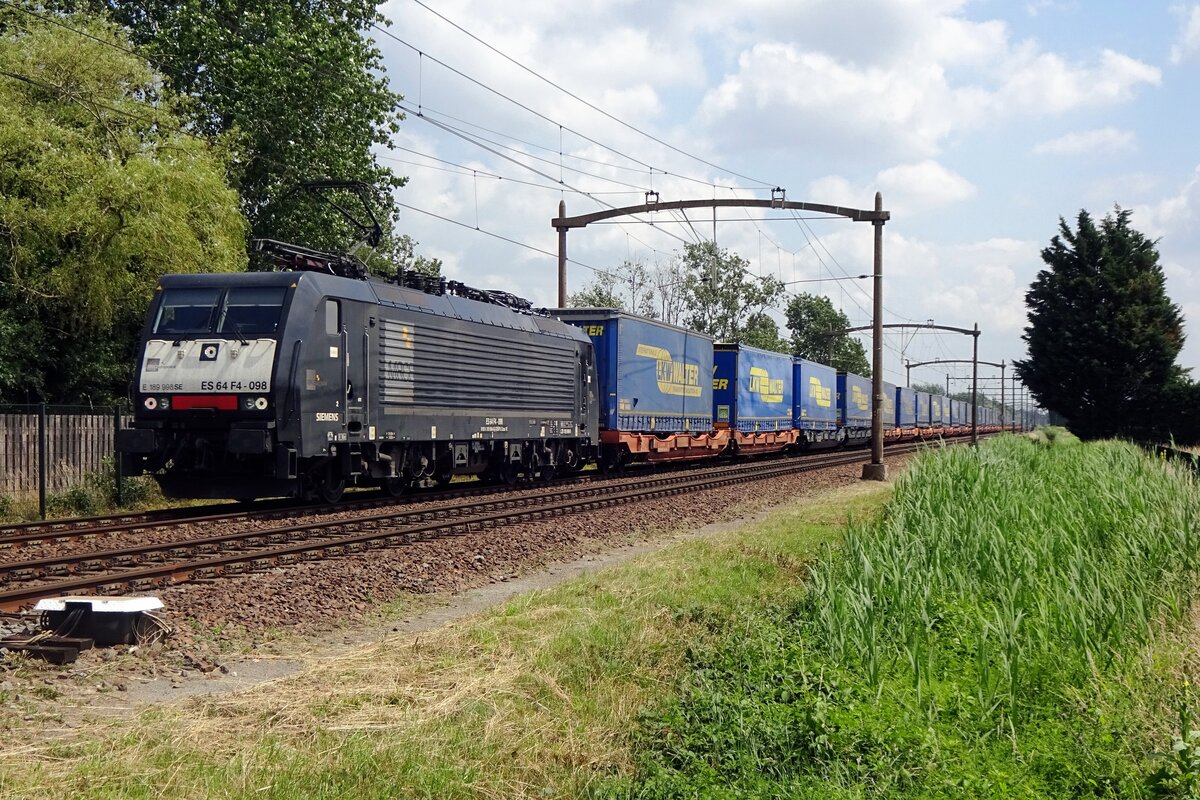 ECCO Rail 189 283 schleppt ein LKW Walter Ganzzug durch Hulten am 9 Juli 2021.