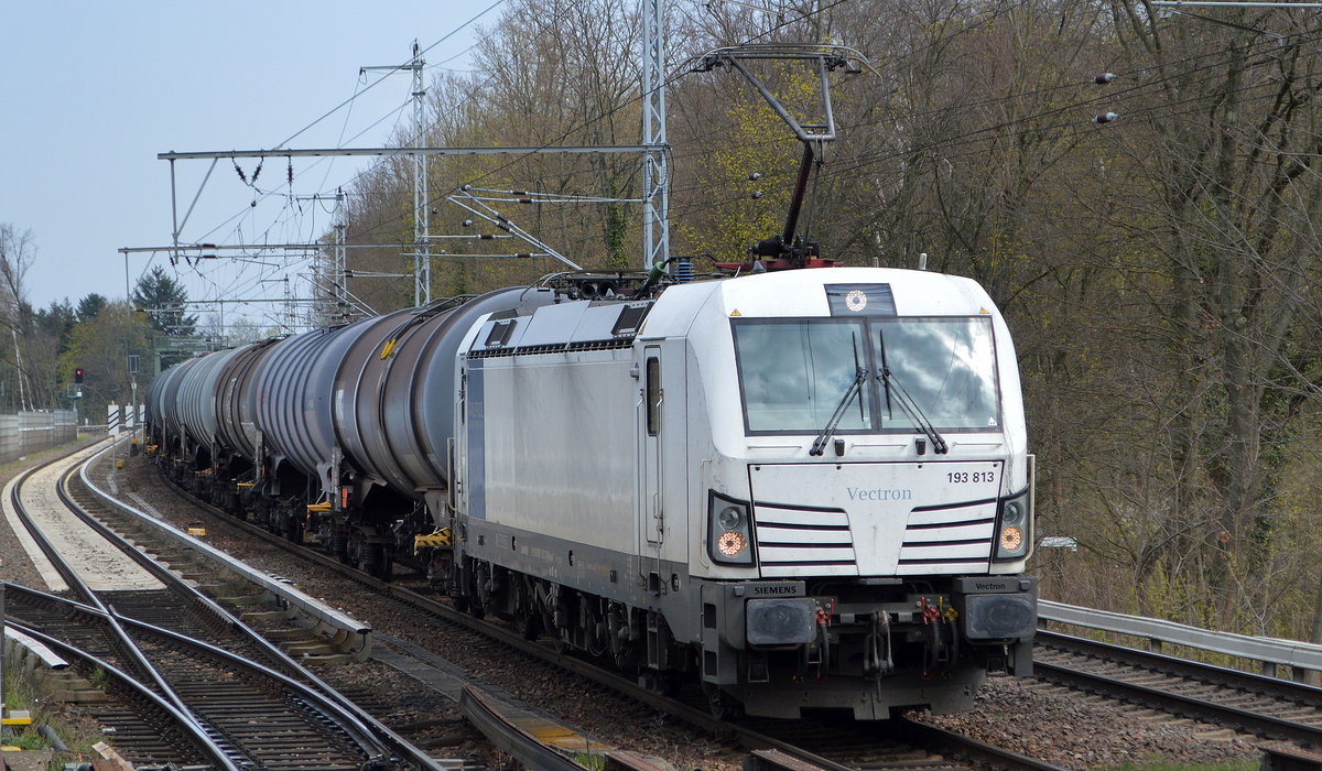 ecco-rail GmbH, Wien [A] mit der Railpool Vectron  193 813  [NVR-Nummer: 91 80 6193 813-3 D-Rpool] und Kesselwagenzug am 19.04.21 Berlin Buch.