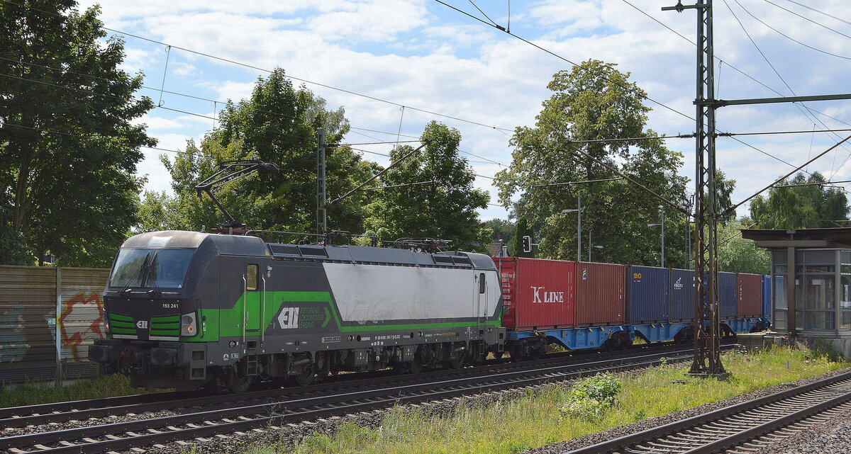 ecco-rail GmbH, Wien [A]  mit der ELL Vectron  193 241  [NVR-Nummer: 91 80 6193 241-7 D-ELOC] und Containerzug am 05.07.22 Vorbeifahrt Bahnhof Dedensen/Gümmer.