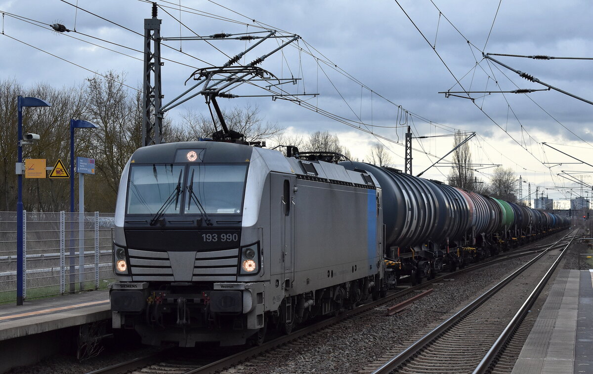 ecco-rail GmbH, Wien [A] mit der Railpool Vectron  193 990  [NVR-Nummer: 91 80 6193 990-9 D-Rpool] und einem Kesselwagenzug (leer) Richtung Stendell am 29.12.23 Durchfahrt Bahnhof Berlin-Hohenschönhausen. 