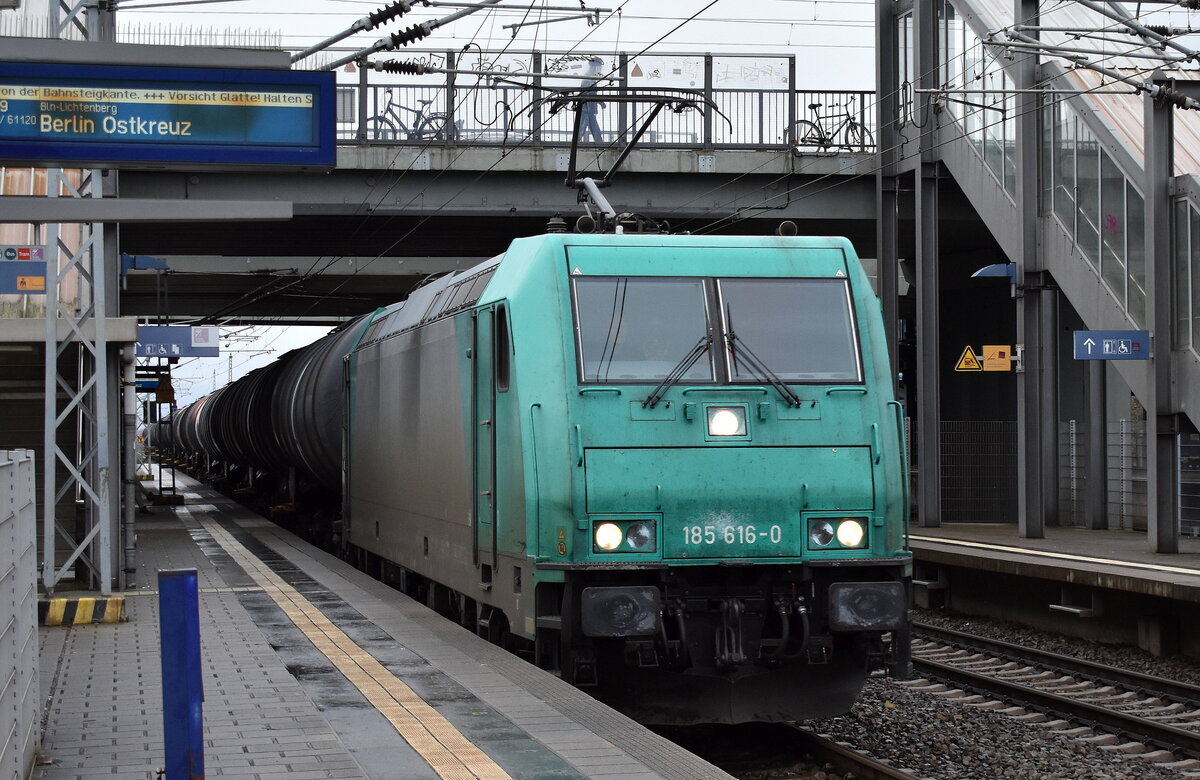 ecco-rail GmbH, Wien [A] mit der angemieteten  185 616-0  [NVR-Nummer: 91 80 6185 616-0 D-ATLU] und einem Kesselwagenzug am 15.01.24 Durchfahrt Bahnhof Berlin Hohenschönhausen.