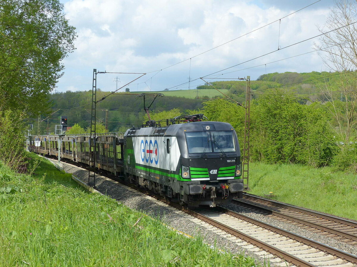 eccorail 193 211 mit Autotransportwagen Richtung Fulda, am 19.05.2021 in Oberhaun.