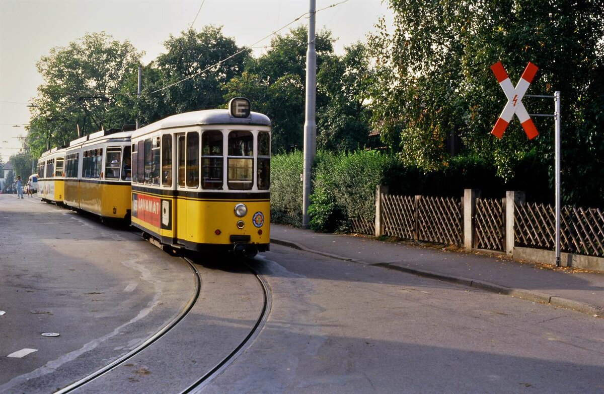 Echterdingen bei Stuttgart hatte früher auch noch ländliche Qualität, besonders mit der Straßenbahnlinie 6 und ihrer weiträumigen Schleife im Ort selbst. Am 19.09.1987 fand dort eine Sonderfahrt statt, welche Echterdingen Würde gab und allen zeigte, dass die Straßenbahn weiterfahren solle! Ein Zug aus zwei GT4 und einem Beiwagen des Typs B2 überquert die Straße und fährt nun in Richtung Stuttgart.  