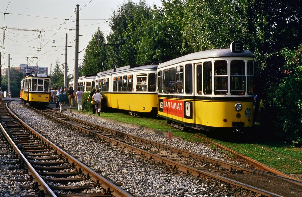Echterdingen erlebte am 19.09.1987 einen sehr besonderen Tag seiner Straßenbahn: Rechts auf dem sonst nur wenig genutzten Gleis befand sich ein Straßenbahnzug aus zwei GT4 und einem Beiwagen des Typs B2. Solche Züge wurden früher  auch in Stuttgart auf einigen Linien bei hohen Fahrgastzahlen eingesetzt. 