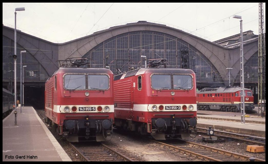 Echtes ungetrübtes Reichsbahn Flair herrschte am 26.4.1992 im HBF Leipzig vor, als ich diese Aufnahme von 143855 und 143856 um 11.17 Uhr machte. Im Hintergrund noch eine 232 mit mir unbekannter Nummer.