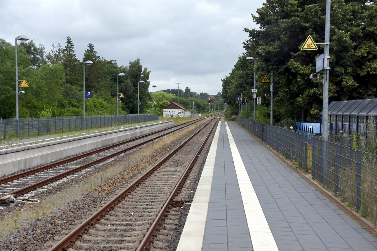 ECKERNFÖRDE (Kreis Rendsburg-Eckernförde), 19.07.2021, Blick vom Bahnsteig in Richtung Flensburg