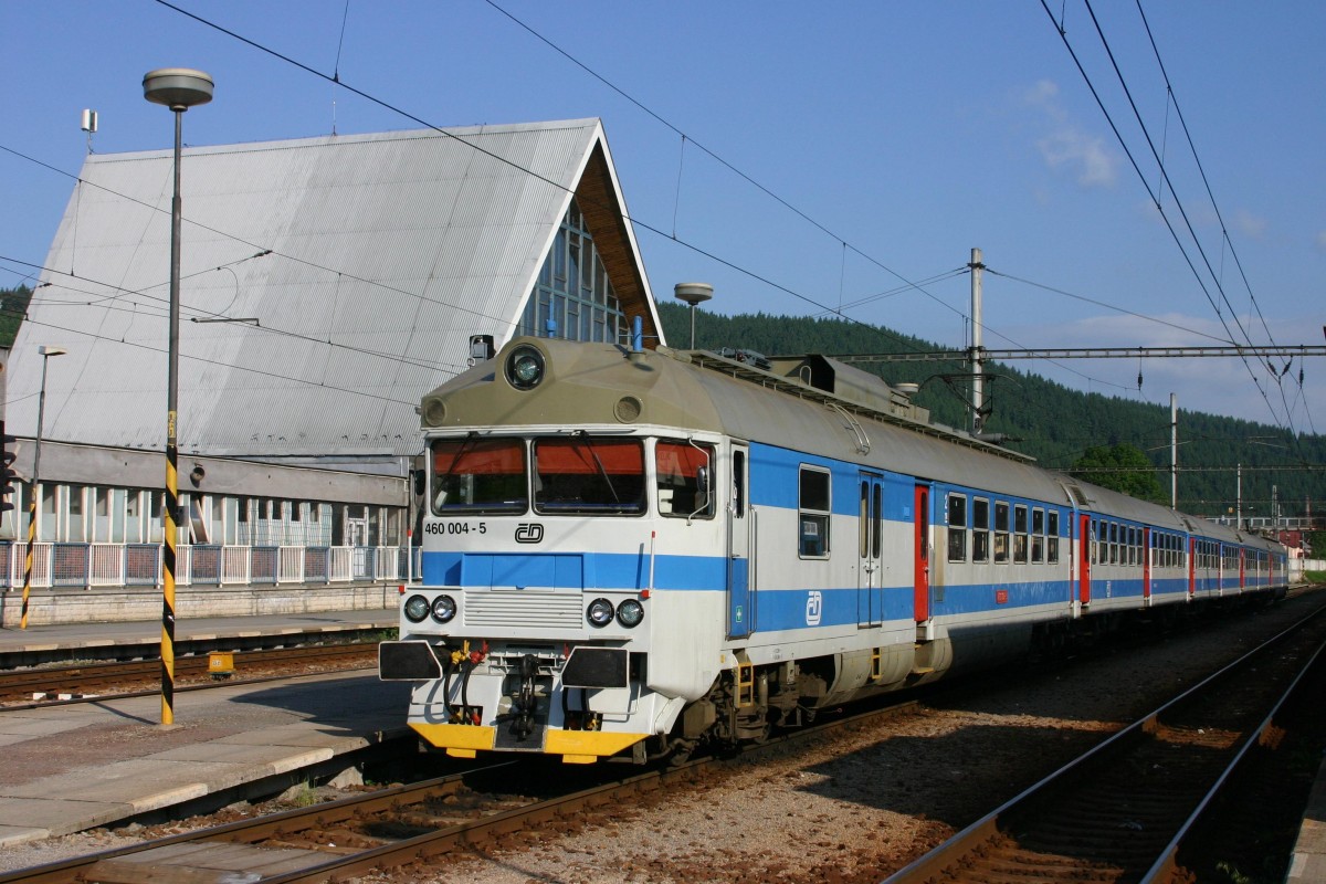 Eckige Formen die sich hier im Bahnhof Cadca begegnen. CD Elektrotriebwagen 460004
steht am 1.6.2005 vor dem Spitzgiebel des Bahnhof Gebudes.