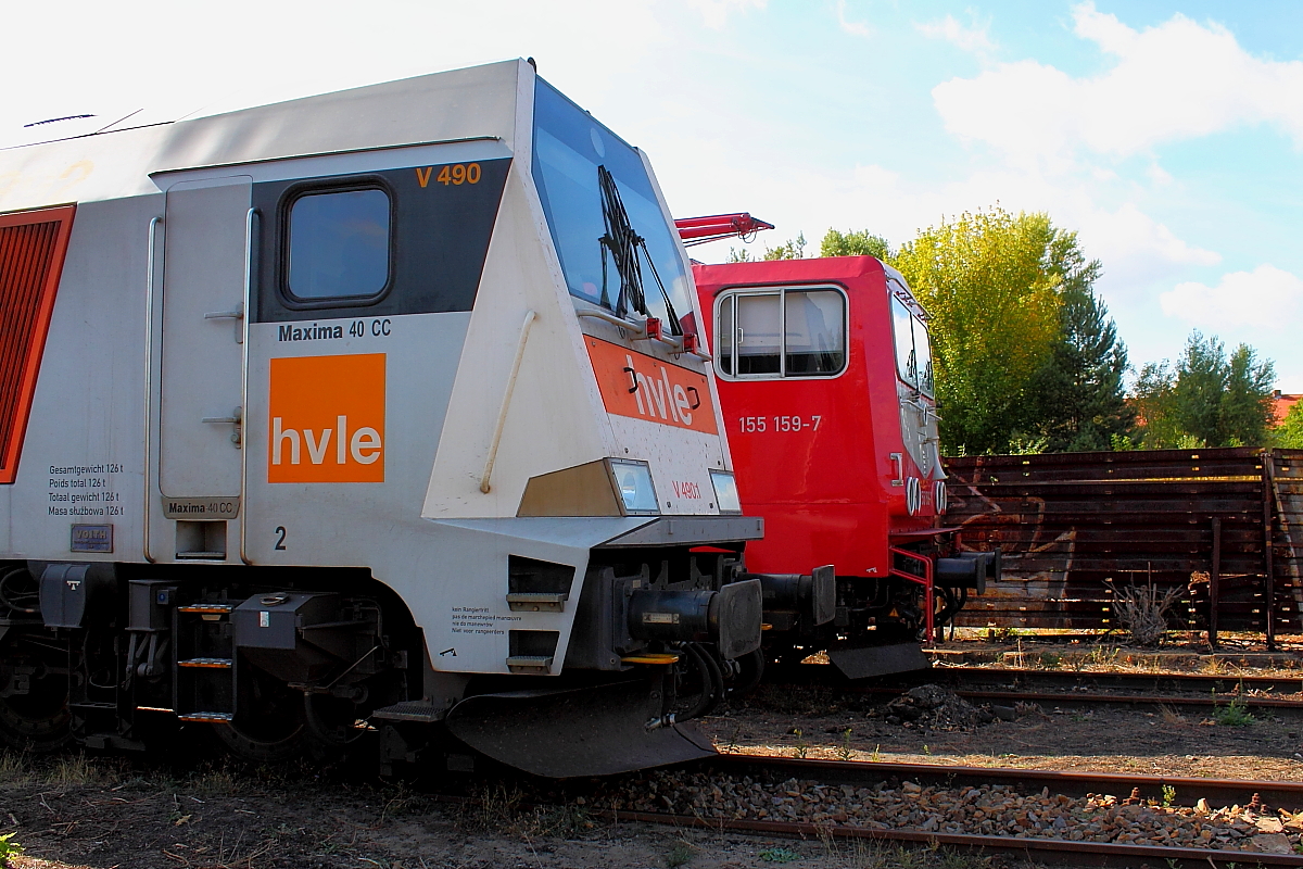 Eckige Köpfe.
Die Voith Maxima 40 CC der HVLE und die 155 159-7 der WFL beim 15. Eisenbahnfest am 15.09.2018 im Bw Schöneweide.
