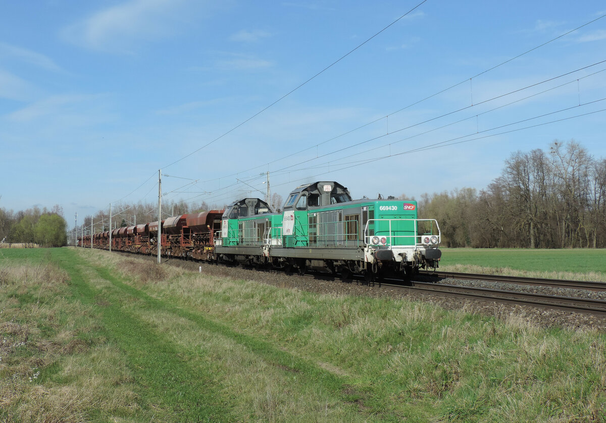 Eckwersheim - 14. März 2024 : BB 69430 + 478 mit einem Infra Schotterzug von Blainville nach Hausbergen.