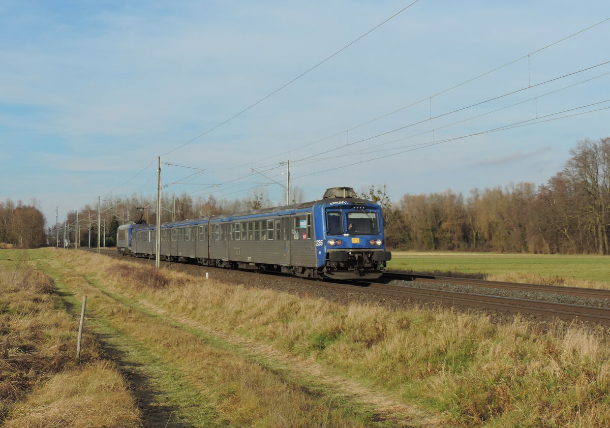 Eckwersheim - 2. Februar 2024 : RRR 235 + BB 22301 am TER 832107 von Mommmenheim nach Selestat.