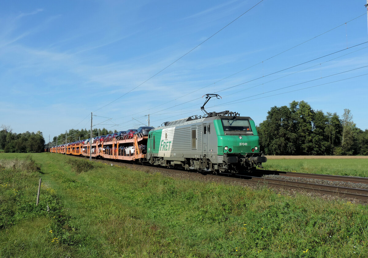 Eckwersheim - 25. September 2023 : 37041 mit einem aus Tesla vollbeladene Autozug komt aus Antwerpen und fährt nach Italien.