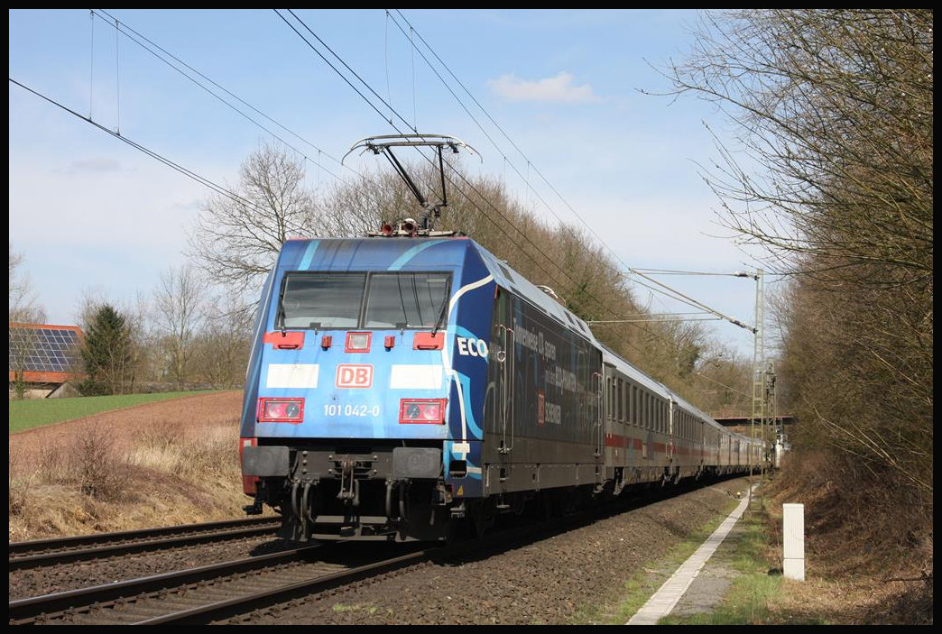 Ecophant Lok 101042 war am 30.3.2018 auf der Rollbahn unterwegs. Um 13.49 Uhr schob sie ihren IC in Richtung Norden durch Hasbergen.