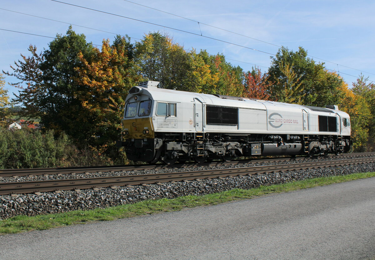 ECR 077 015-1 (92 87 0077 015-1 F-DB) als Tfzf Richtung Gemünden, am 17.10.2022 in Thüngersheim.