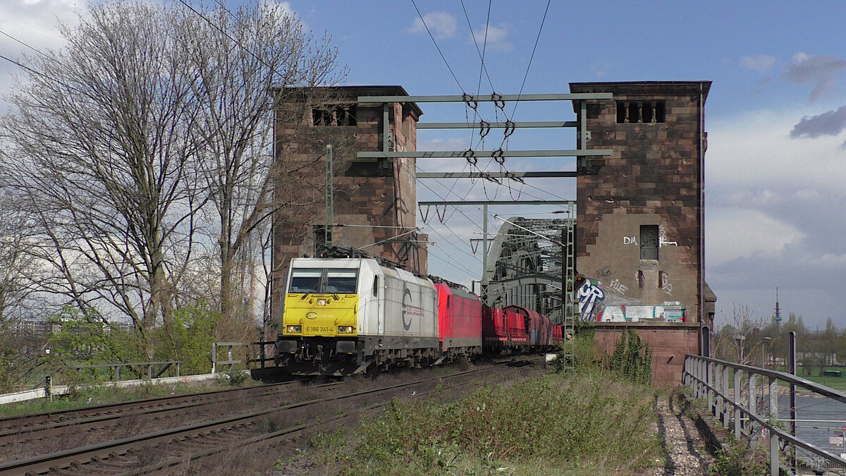 ECR 186 341-4 zieht ihre rote Schwester und einen gemischten Güterzug über die Kölner Südbrücke in Richtung Bonntor.