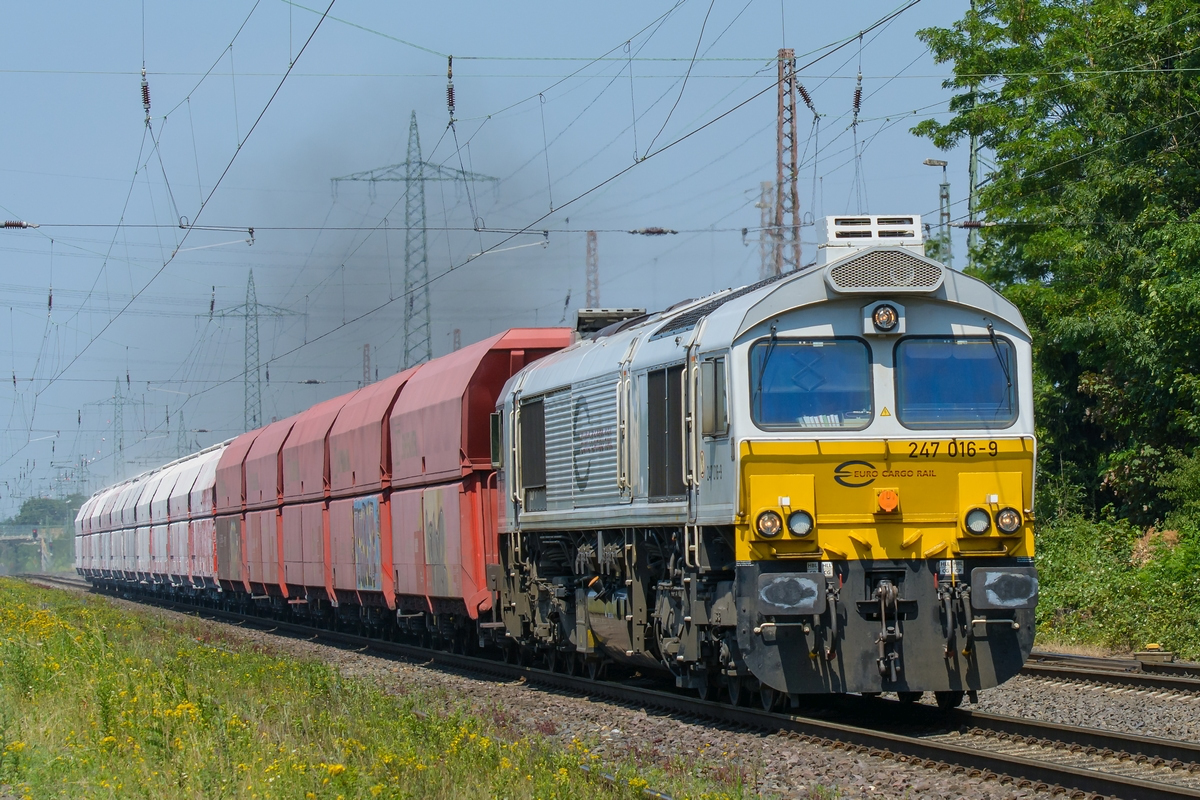 ECR 247 016-9 durchquert in der Mittagshitze des 04.07.2015 Ratingen-Lintorf.