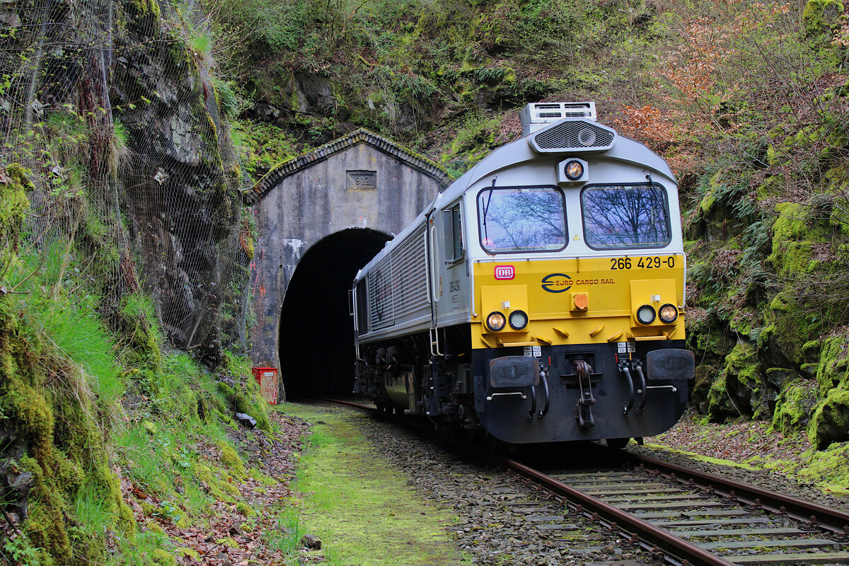 ECR 266 429-0 dieselt aus dem Scheidwald Tunnel zwischen Heimbach(Nahe) und Heimbach Ort in Richtung Baumholder, um dort einen Militärzug abzuholen. (24.04.2023)