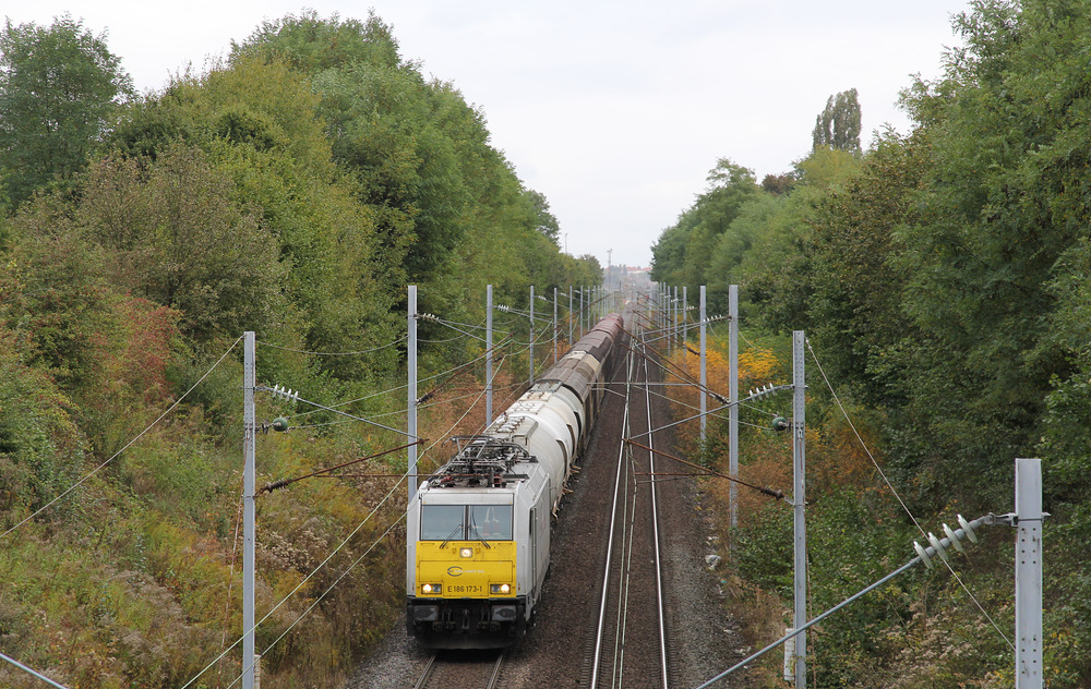 ECR E 186 173 mit einem Güterzug ins Landesinnere, aufgenommen am Südrand von Forbach in Frankreich.
Selbst mit meinen 1,90 war es leicht mühsam von der Straßenbrücke über die Rohrbrücke drüber zu fotografieren.
Aufnahmedatum: 03.10.2016