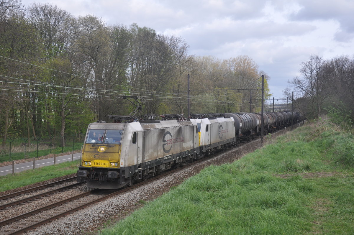 ECR E 186 310-9 und 186 174-9 (kalt) mit Kesselwagenzug aufgenommen 05.04.2017 am Leemputtelaarbaan in Deurne 