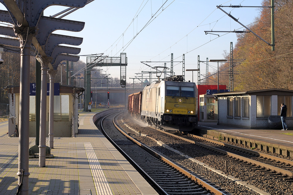 ECR E 186 310 muss kräftig sanden um den Güterzug wieder zu beschleunigen.
Aufgenommen am 28. November 2016 in Stolberg Hbf.