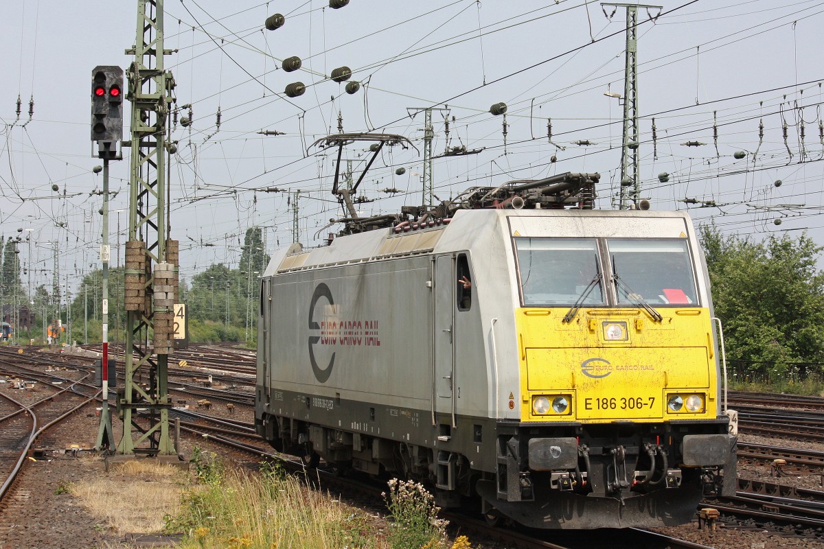 ECR E186 306 wurde am 14.7.13 von Saarbrcken nach Rheydt Gbf berfhrt.Hier in Mnchengladbach Hbf.
Gru an den Tf!