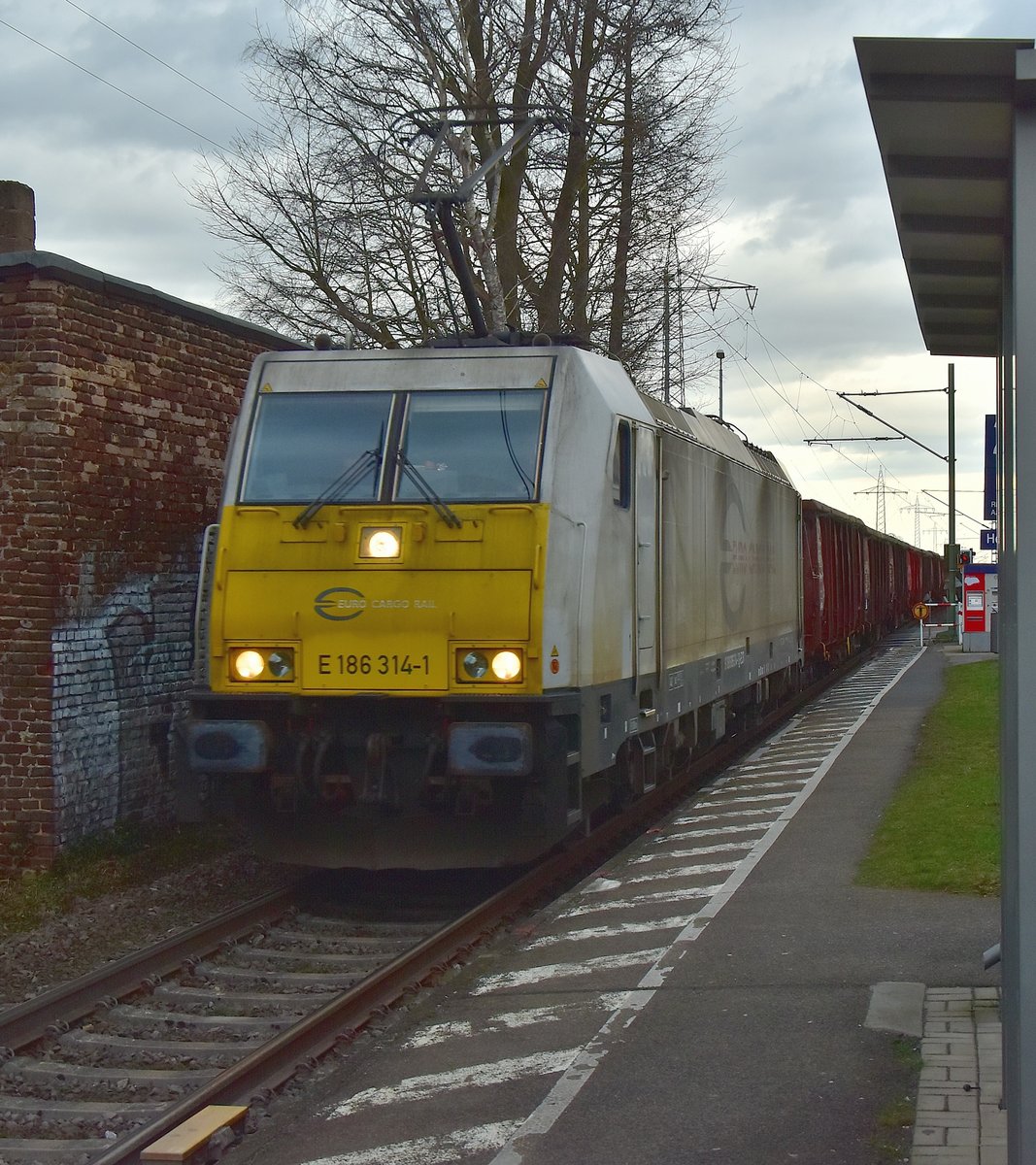 ECR E186 314-1 mit leerem Eaos-Zug am Haken durch Herrath. 27.2.2017