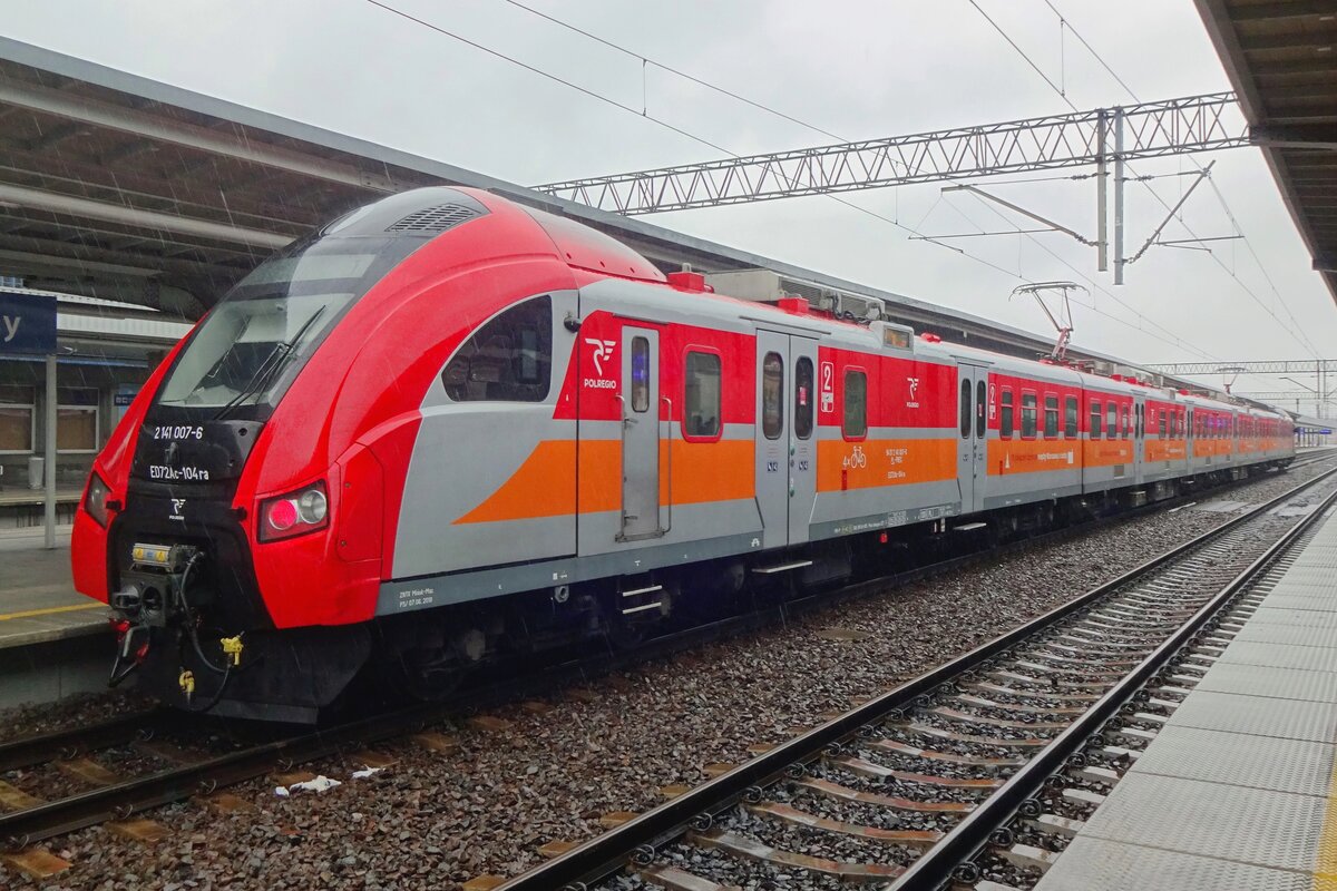 ED72Ac-104 steht -mit ganz neue Kabinen ausgestattet- am verregneten 23 Augustus 2021 in Poznan Glowny.