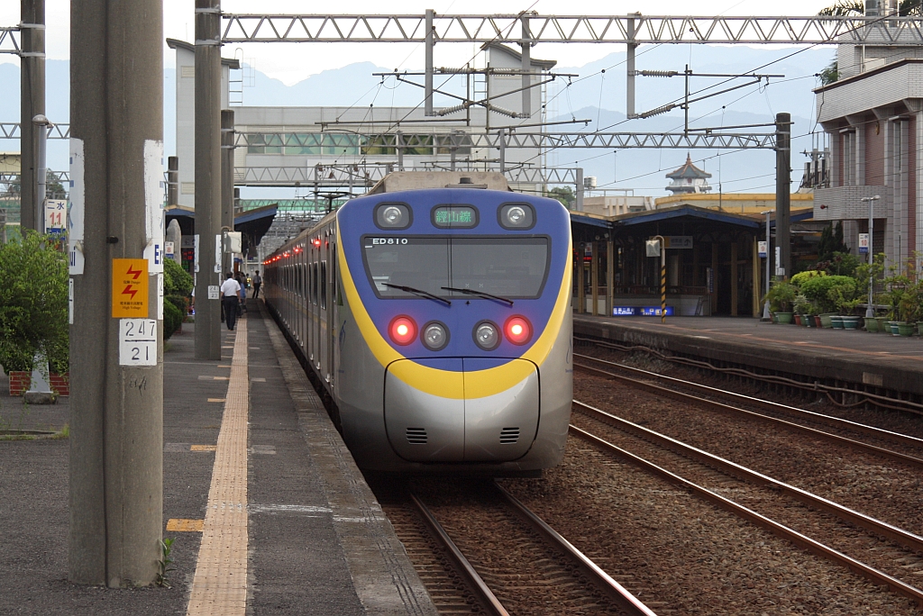 ED810 am 03.Juni 2014 in der Ershui Station.