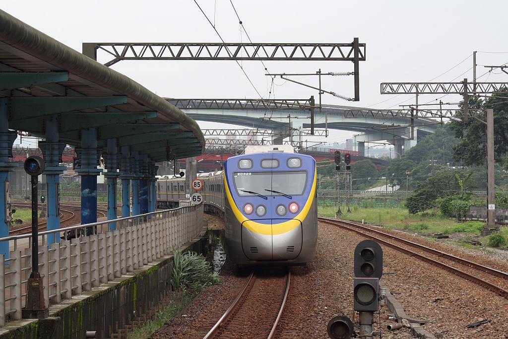 ED828 am 31.Mai 2014 in Badu Station. (Die Aufnahme wurde von Plattform 3 gemacht.)