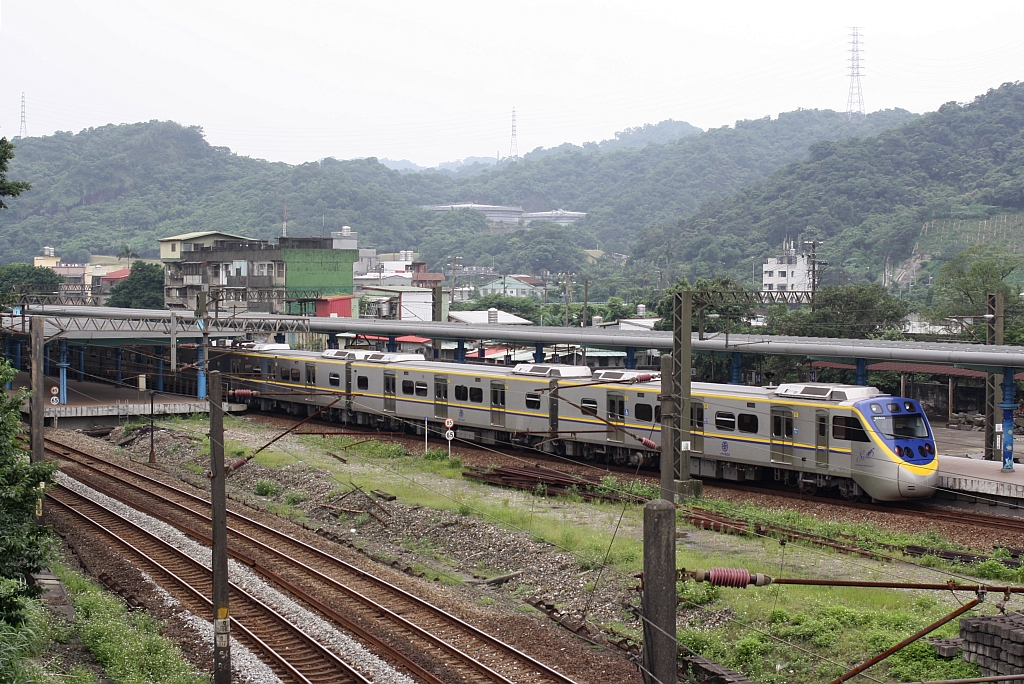 ED834 am 31.Mai 2014 in Badu Station. Im Vordergrund die Gleise der Yilan Line.