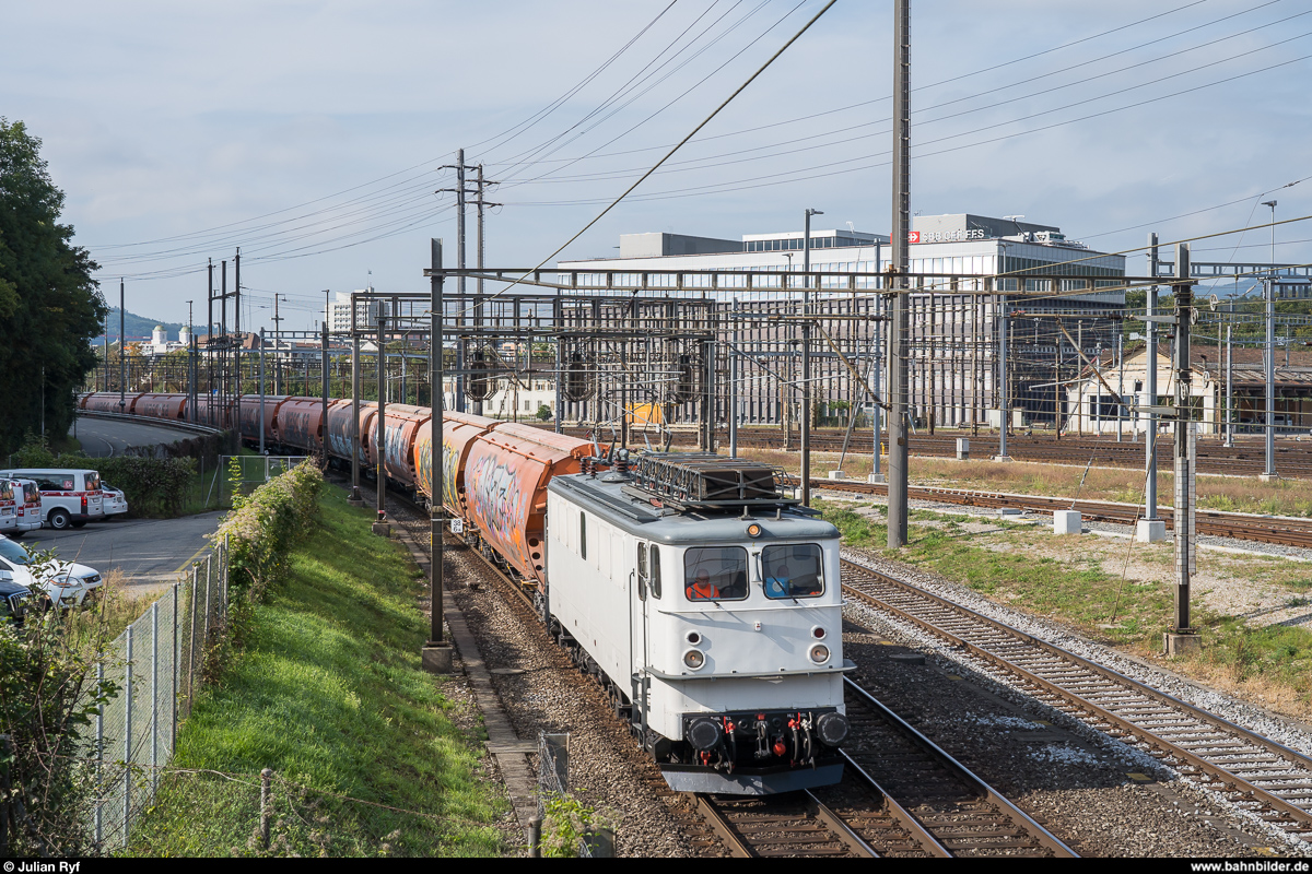 EDG 142 mit leeren Getreidewagen am 14. September 2019 bei der Durchfahrt in Olten. Im Hintergrund die BZ Mitte der SBB.