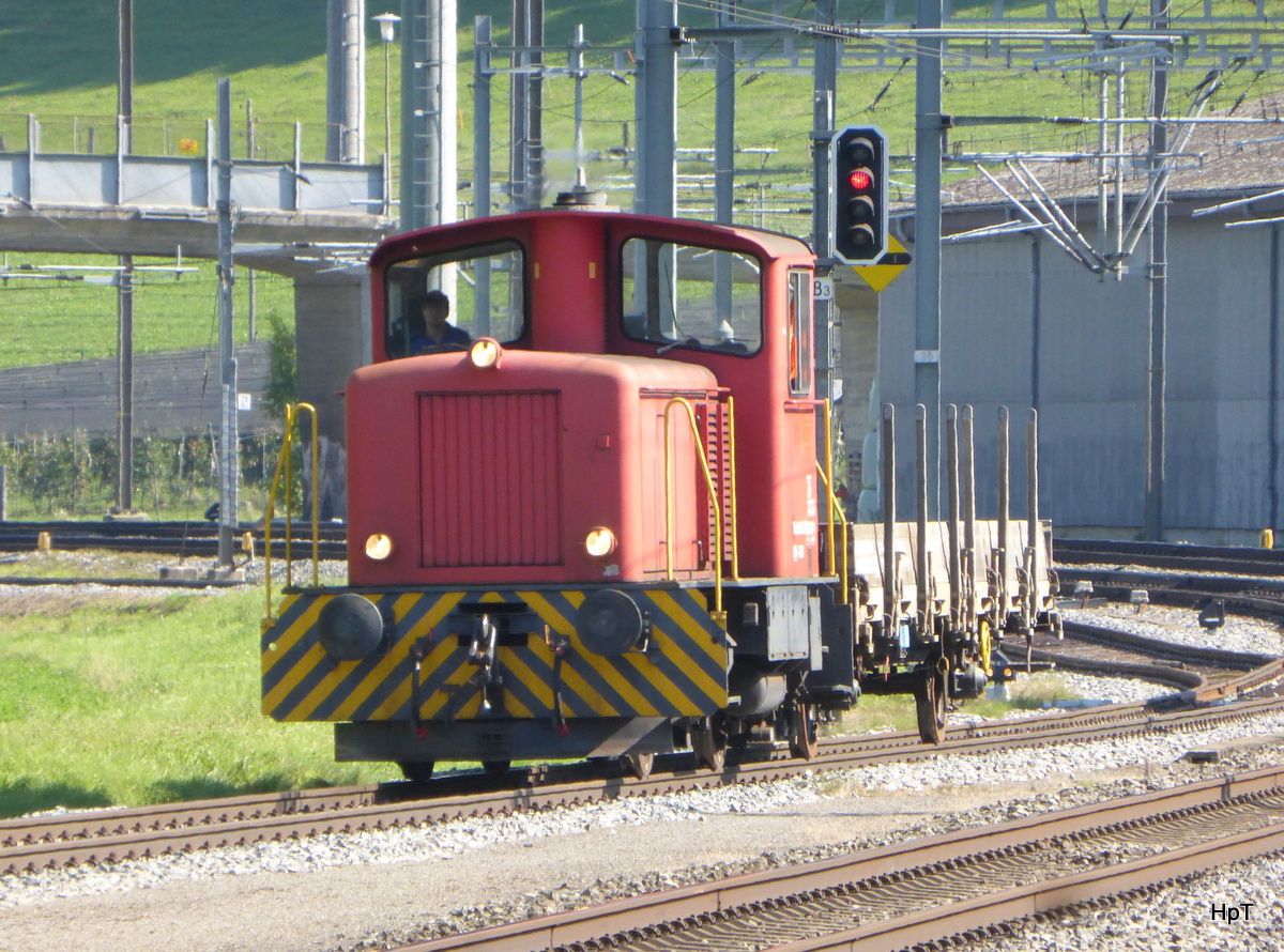 EDG - Tm 2/2 232 288-1 mit 1 Güterwagen bei der einfahrt in den Bahnhof Riedtwil am 31.08.2015