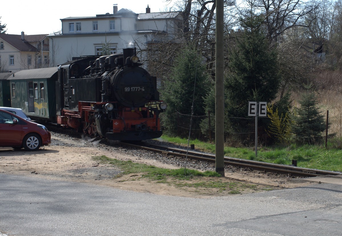 EE   2x Lf3, bedeutet hier Ende Durchläuten, vor dem Haltepunkt Weißes Roß in Radebeul. 21.03.2014  13:07 Uhr.
