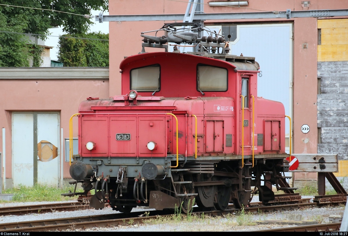 Ee 3/3 16383 SBB ist im Bahnhof Chur (CH) abgestellt.
Aufgenommen vom Bahnsteig 7/8.
[10.7.2018 | 18:27 Uhr]