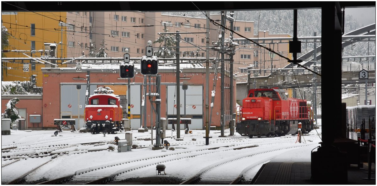 Ee 3/3 16440 ist arbeitslos un d Am 843 009-2 ist mit dem Hilfszug unterwegs in Chur. (28.10.2018)