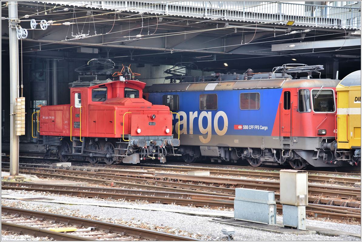 Ee 3/3 16440 und eine Re420 unter der Tivolibrücke in Chur. (04.02.2017)