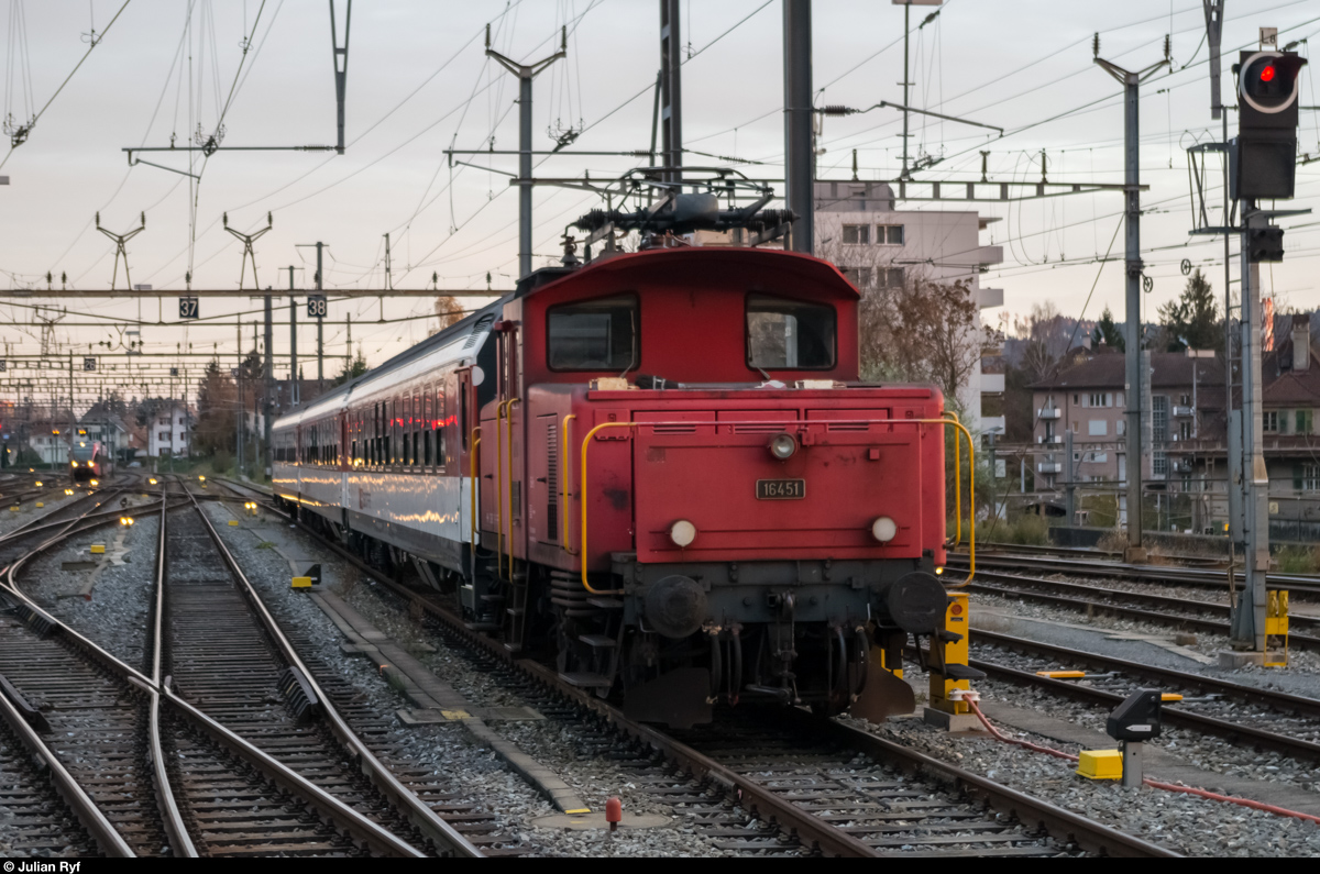 Ee 3/3 16451 am 14.11.2015 im Bahnhof Biel/Bienne.