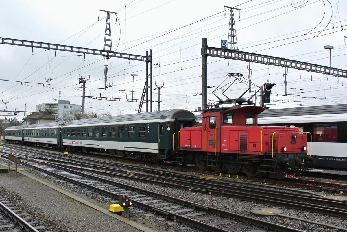 Ee 3/3 16451 mit drei Bpm51 (bzw. Bpm50...) abgestellt in Biel/Bienne. Diese drei Wagen verkehren Mo-Fr am Morgen als Verstärkungswagen an einem RE nach Bern, und am Abend zurück nach Biel. Am Wochenende stehen sie jeweils in Biel abgestellt, 02.03.2014.