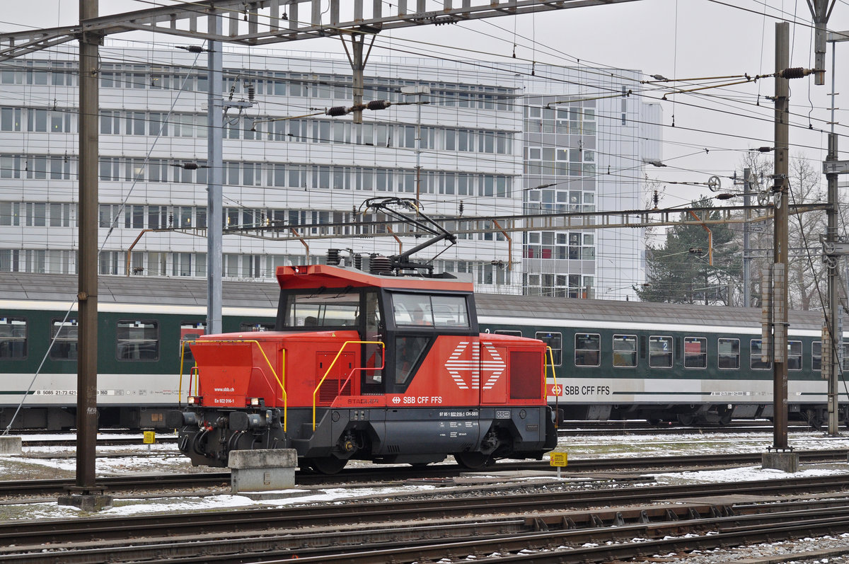 Ee 922 016-1 rangiert beim Bahnhof SBB. Die Aufnahme stammt vom 01.03.2018.
