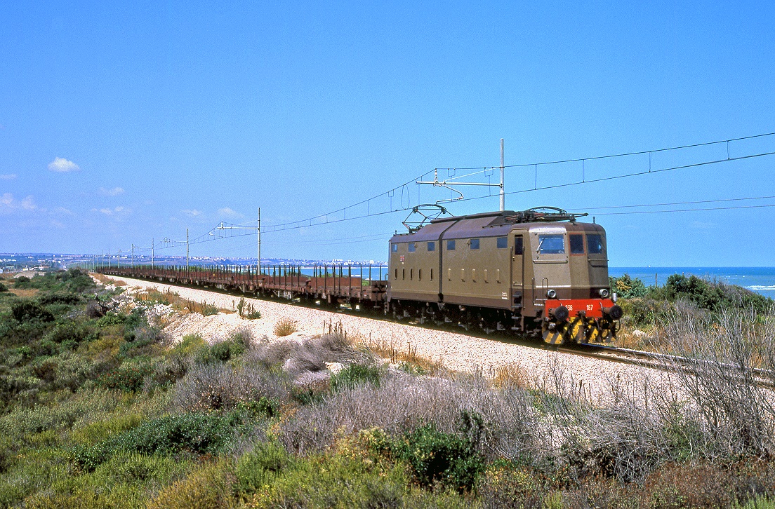 EE636 167 bei Marina die Chieuti am 02.09.1993 mit einem Zug Richtung Sden.
