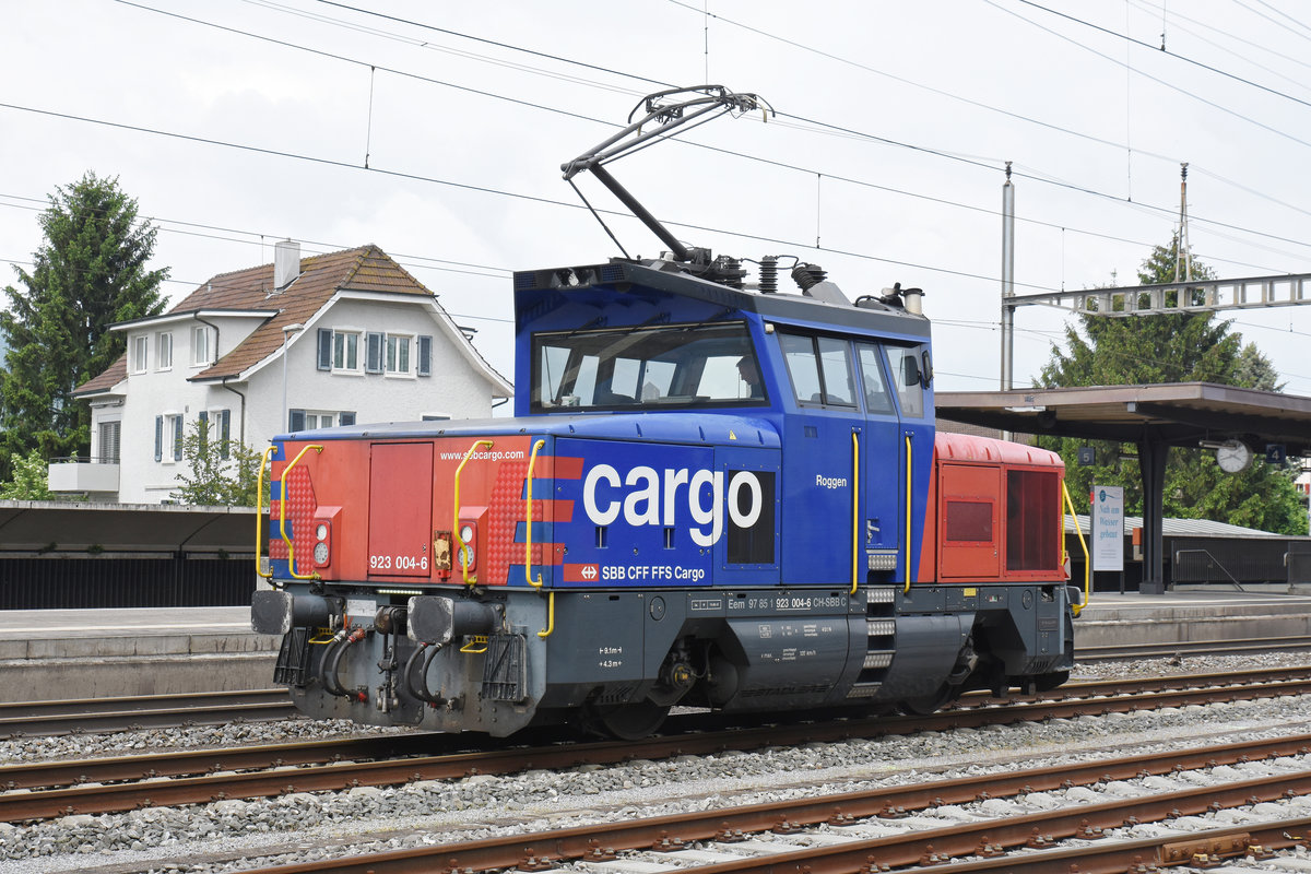 Eem 923 004-6 wartet beim Bahnhof Kaiseraugst. Die Aufnahme stammt vom 17.05.2018.