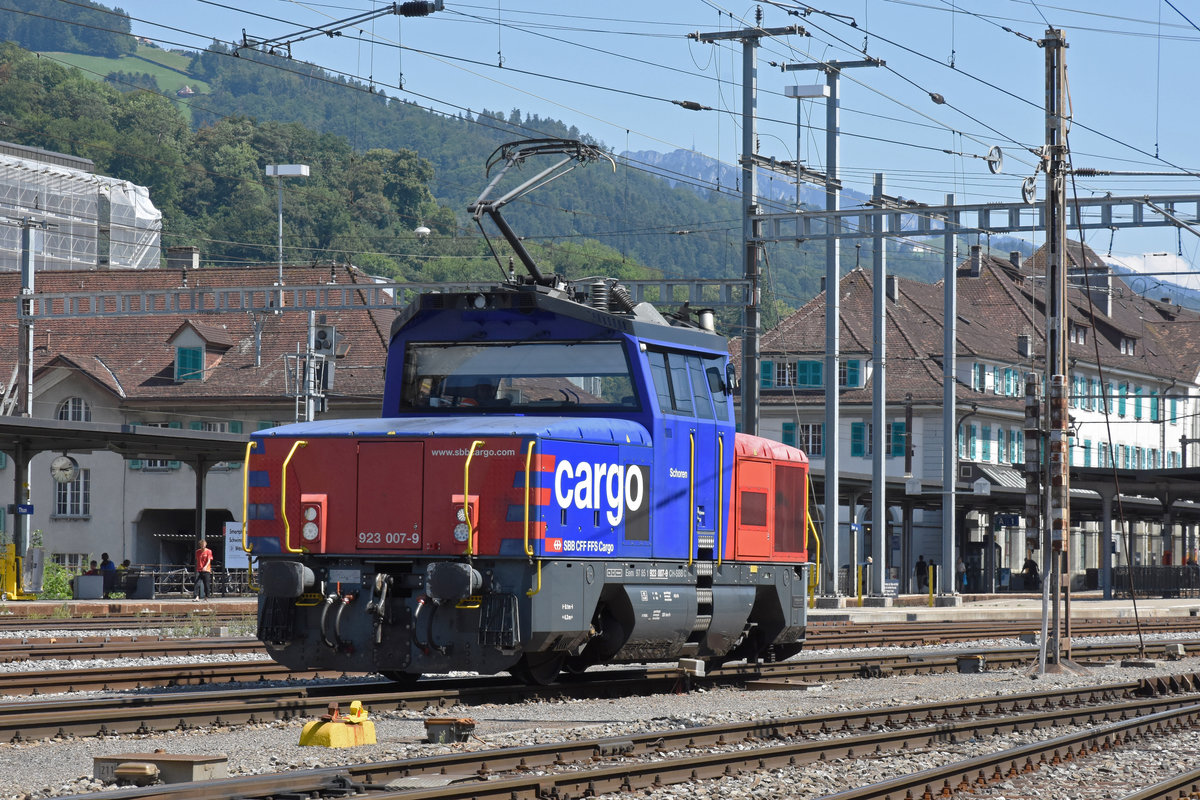 Eem 923 007-9 verlässt den Bahnhof Thun. Die Aufnahme stammt vom 30.07.2018.