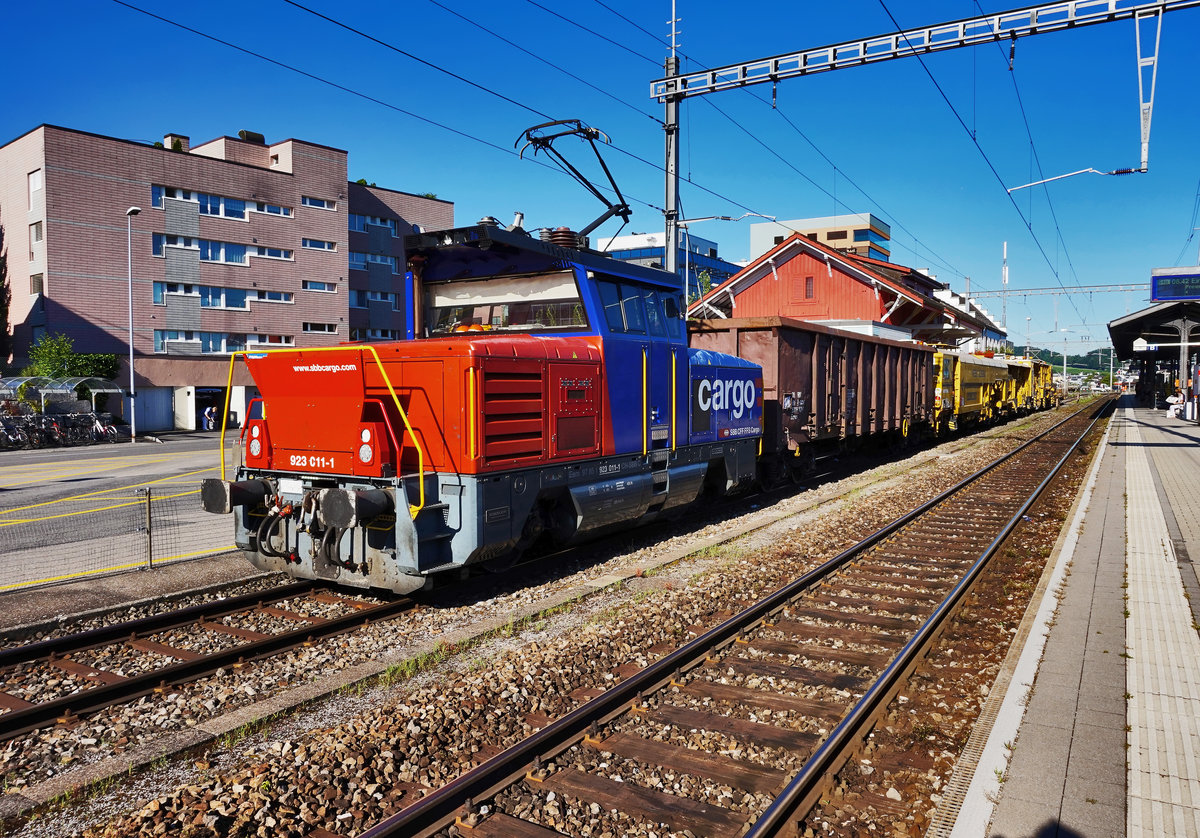 Eem 923 011-1 steht mit einem Güterwagen, sowie der Verdicht- / Planiermaschine KVP 2000 der KREBS Gleisbau GmbH, im Bahnhof Pfäffikon SZ.
Aufgenommen am 19.7.2016.