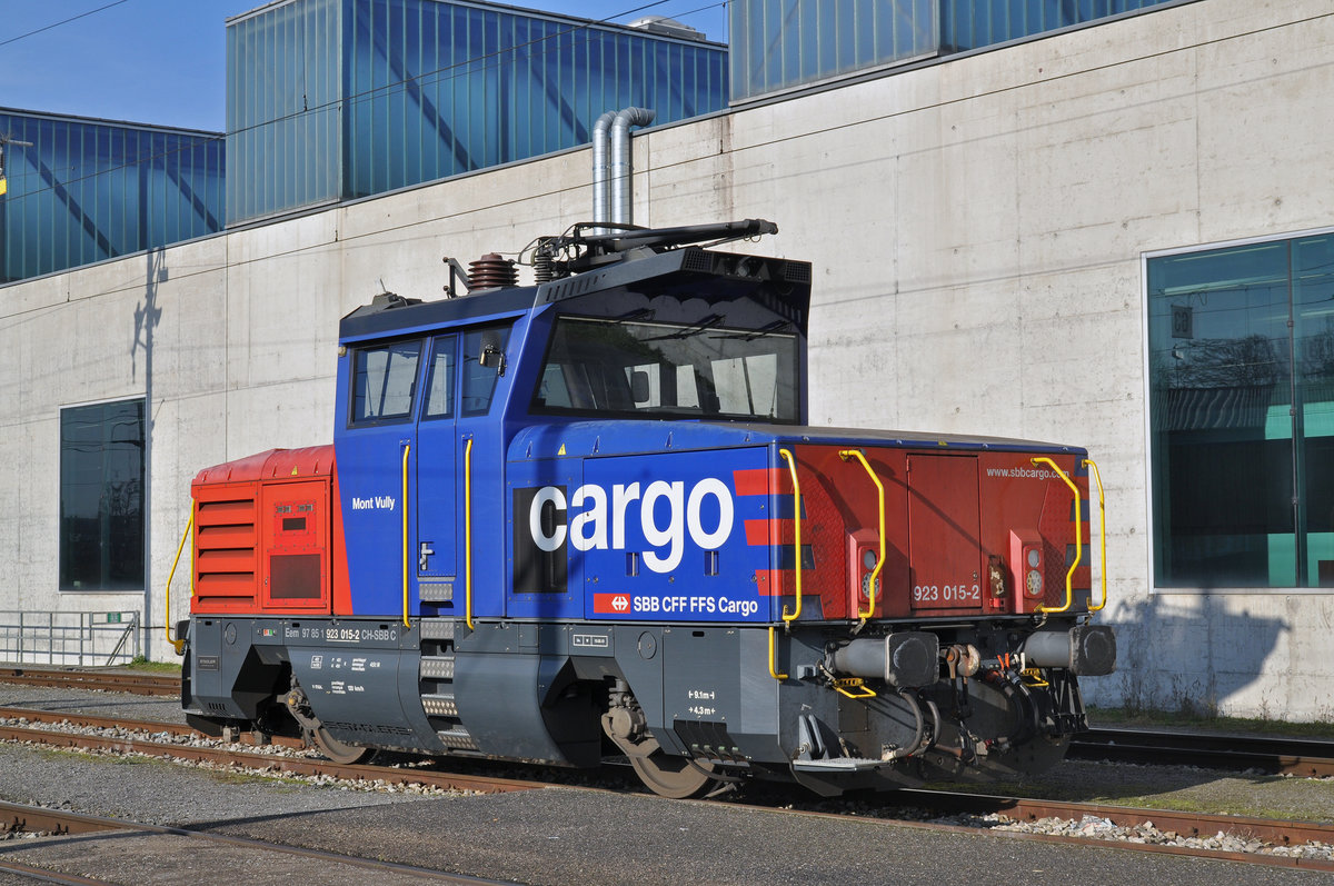 Eem 923 015-2 steht beim Lok Depot hinter dem Bahnhof SBB. Die Aufnahme stammt vom 06.12.2016.