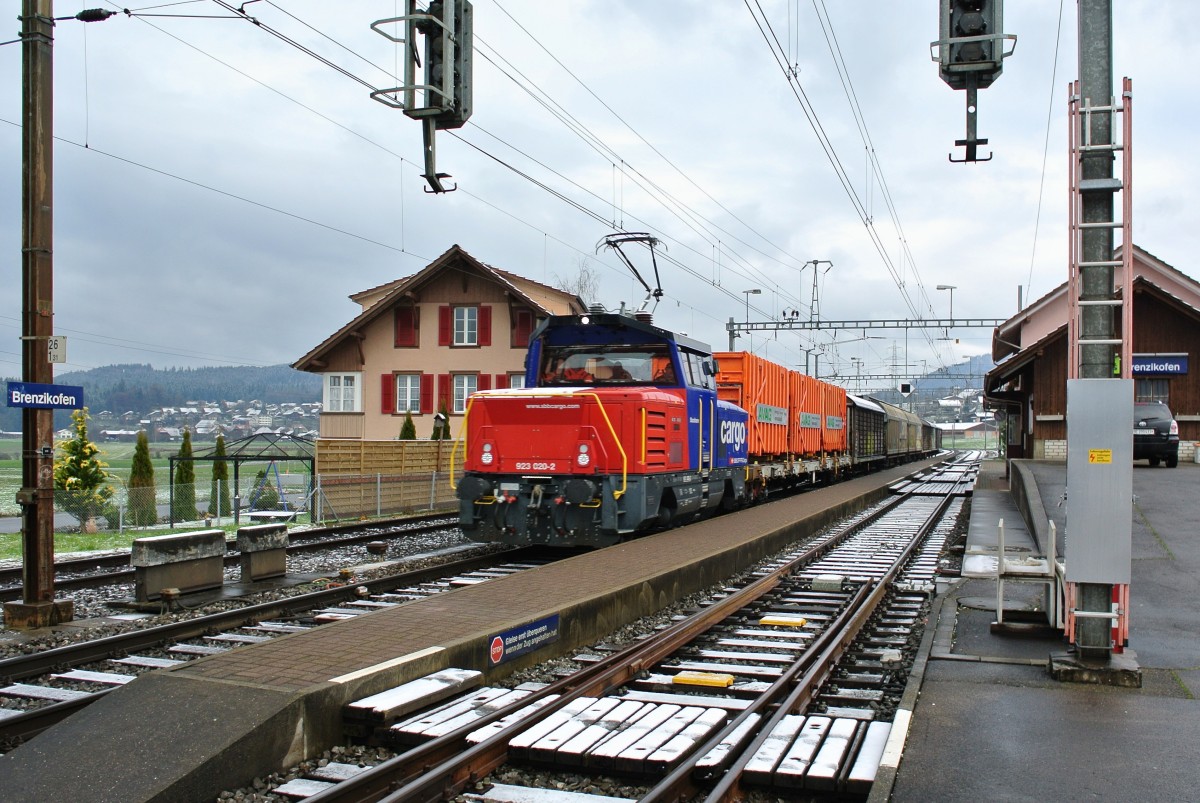 Eem 923 020-2 mit Gterzug nach Thun bei Ausfahrt in Brenzikofen, 09.12.2014.